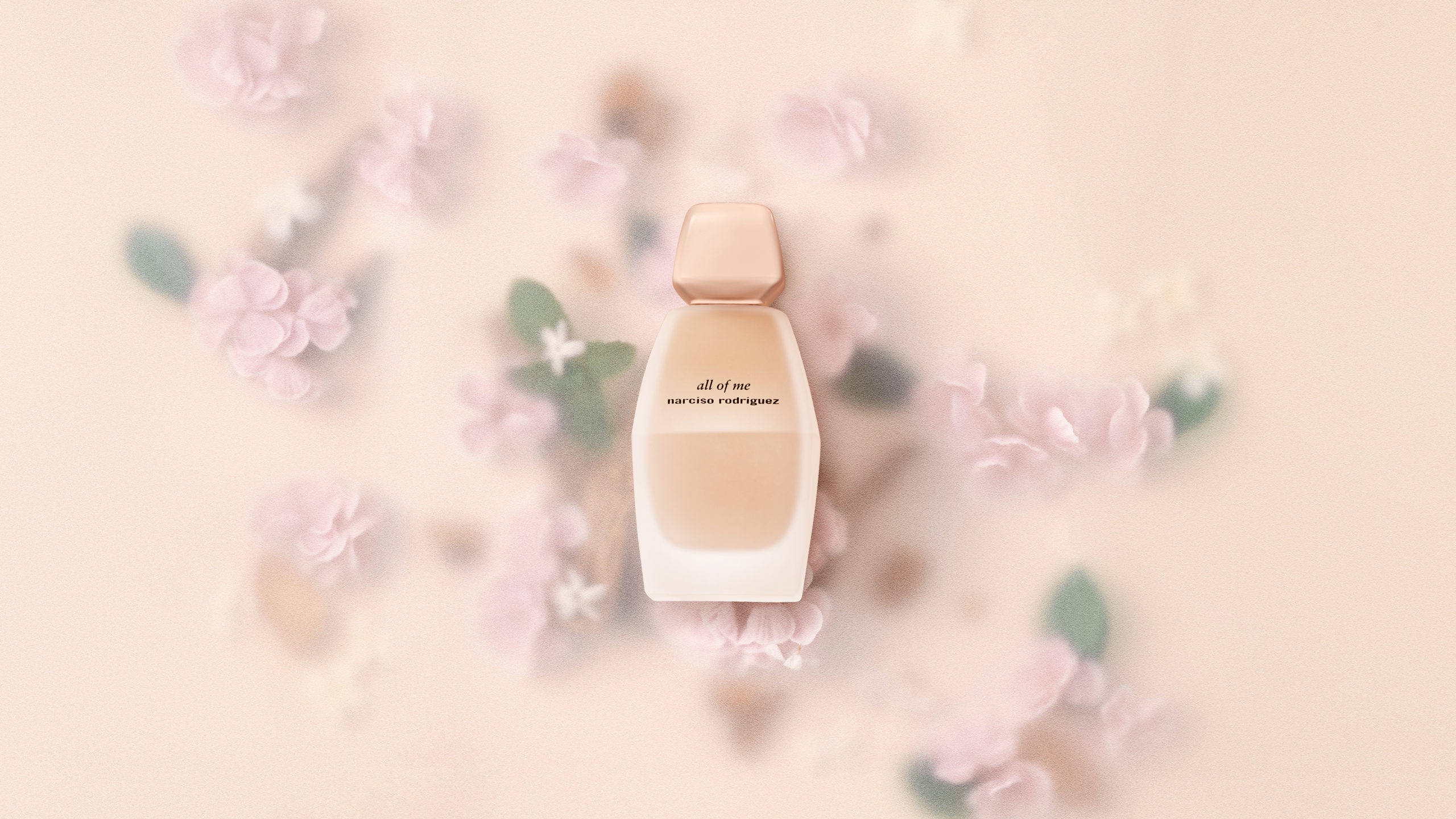 Visuel de nature morte publicitaire réalisé pour la marque Narciso, mettant en scène le flacon de parfum entouré d'ingrédients floraux.